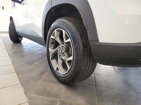 Used 2025 Chevrolet Trax LT w/ LT Convenience Package image 17