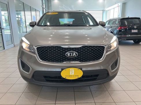 Used 2017 Kia Sorento AWD w/ LX Convenience Package image 2