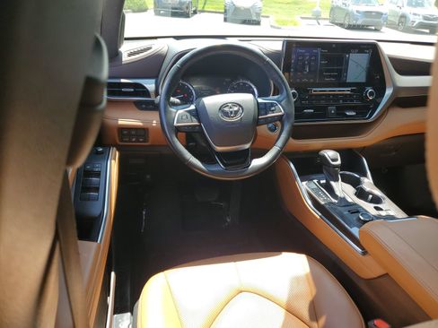 Used 2022 Toyota Highlander Platinum AWD/4WD image 11