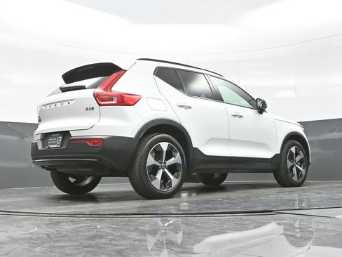 Used 2023 Volvo XC40 B5 Plus w/ Climate Package image 19
