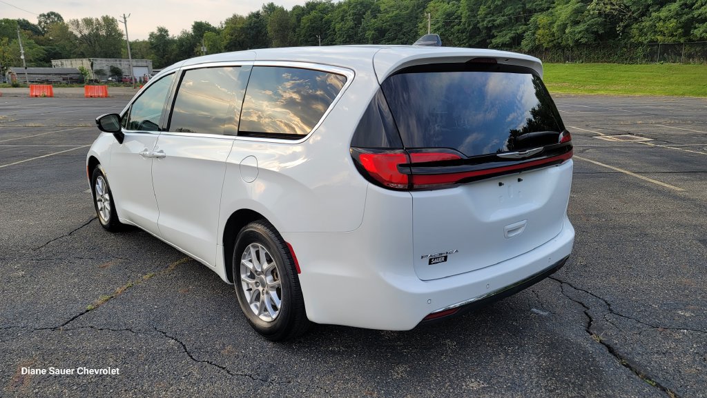 Used 2024 Chrysler Pacifica Touring-L FWD image 9