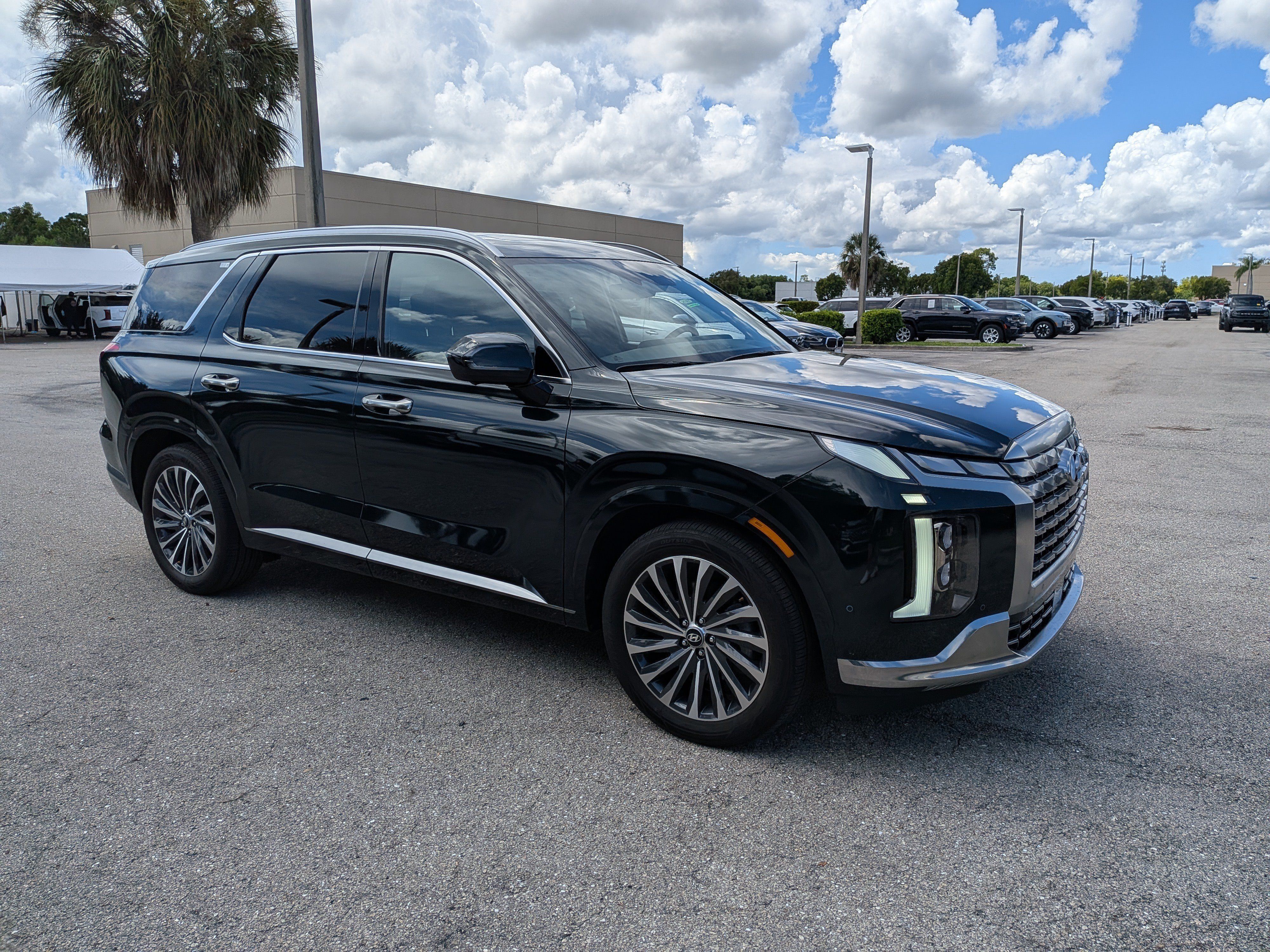 Used 2025 Hyundai Palisade Calligraphy FWD image 2