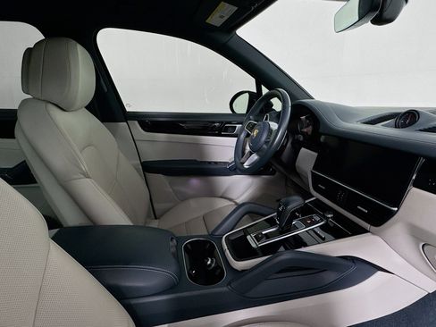 Used 2022 Porsche Cayenne AWD/4WD image 26