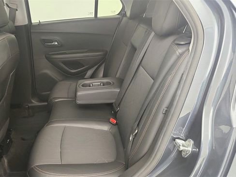 Used 2022 Chevrolet Trax LT w/ LT Convenience Package image 25