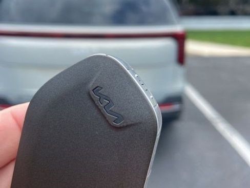 Used 2025 Kia Carnival SX Prestige image 5