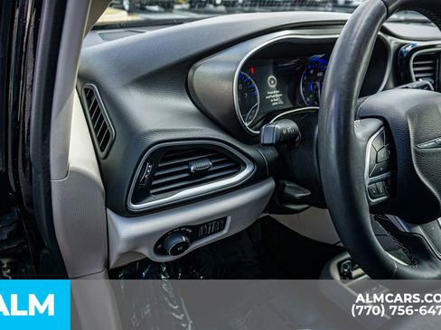 Used 2024 Chrysler Pacifica Touring-L image 37