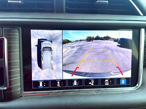 Used 2021 GMC Yukon XL Denali w/ Denali Premium Package RWD image 11