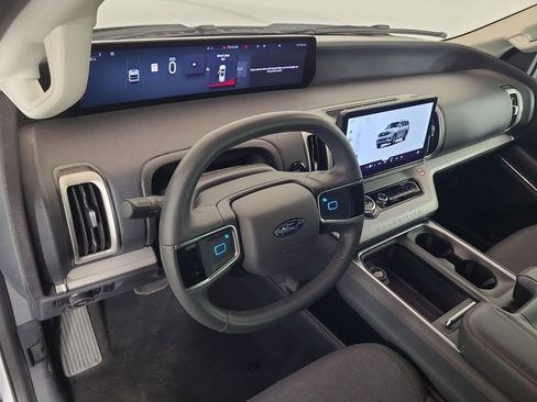 Used 2025 Ford Expedition Active image 12