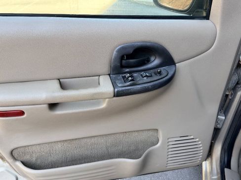Used 2003 Chevrolet Venture LS w/ Convenience Package FWD image 9