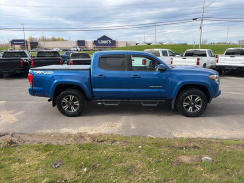 Used 2017 Toyota Tacoma TRD Sport w/ Tow Package (A/T) AWD/4WD image 2