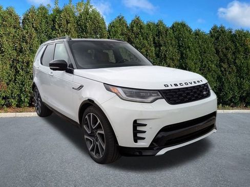 Certified 2024 Land Rover Discovery Dynamic SE image 3