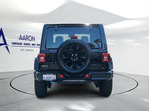 Used 2024 Jeep Wrangler Unlimited Sahara w/ Technology Group AWD/4WD image 3