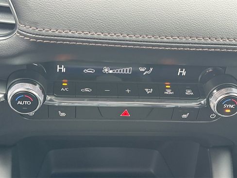 New 2025 MAZDA MAZDA3 Hatchback w/Premium Plus Pkg image 18