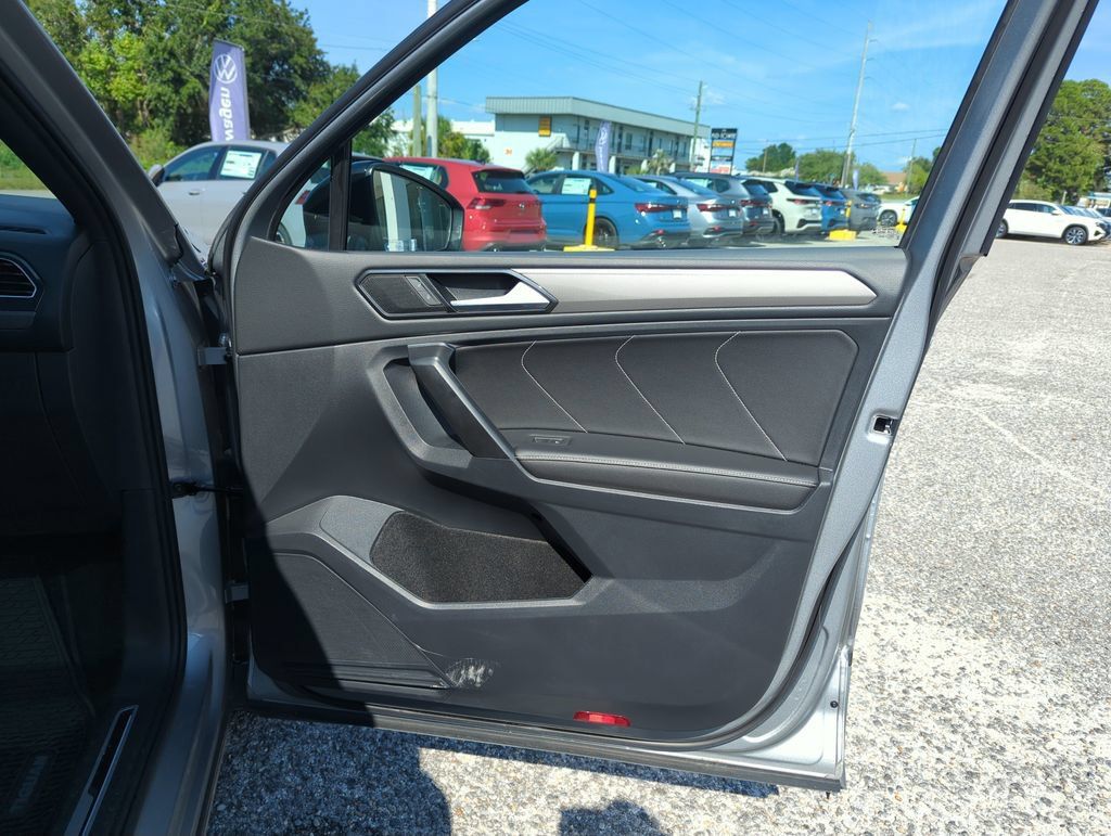 Used 2023 Volkswagen Tiguan SE R-Line FWD image 34