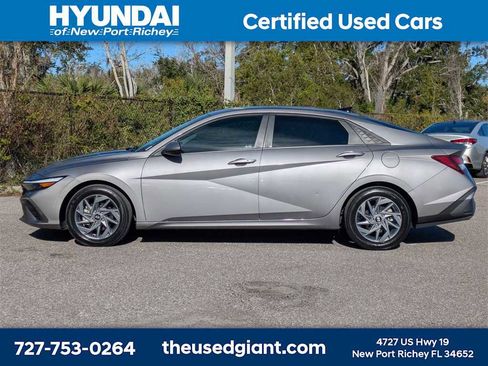 Used 2024 Hyundai Elantra SEL image 2