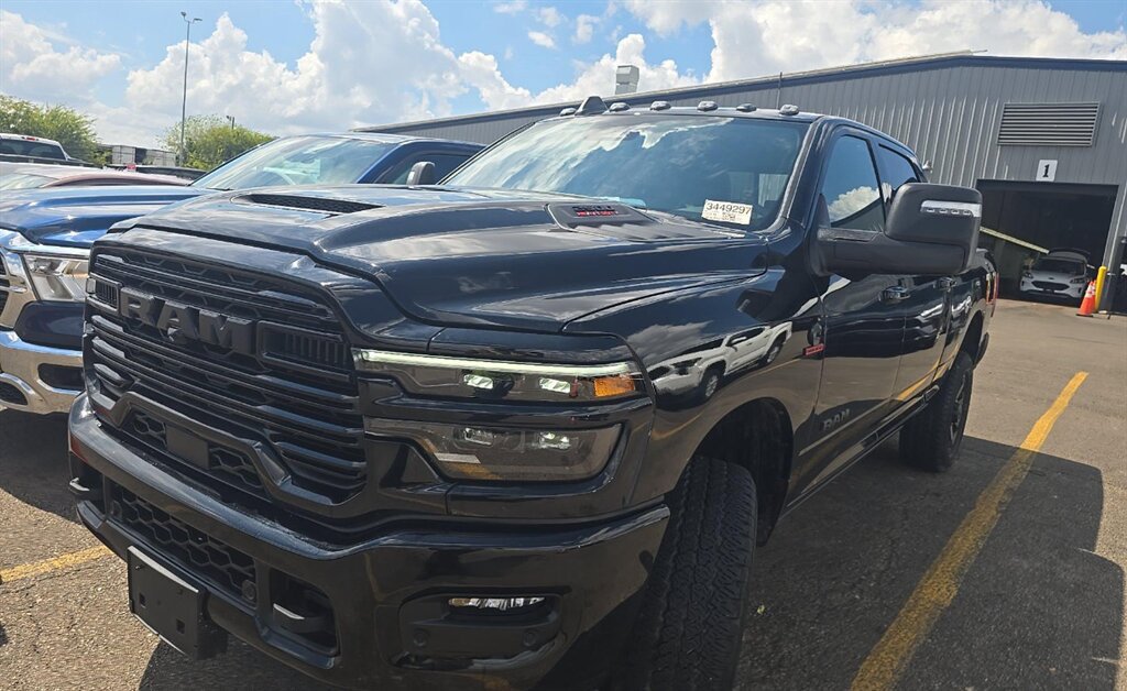 Used 2025 RAM 2500 Laramie AWD/4WD image 2