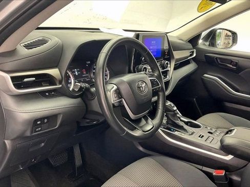 Used 2023 Toyota Highlander LE AWD/4WD image 14