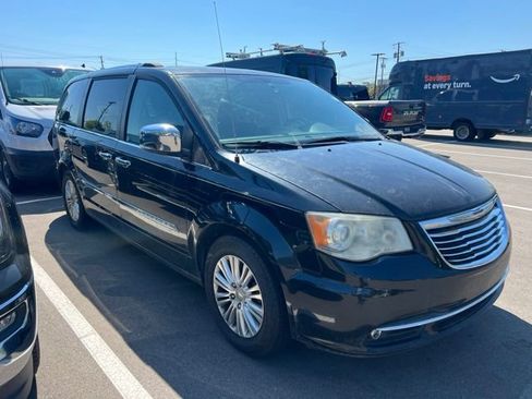 Used 2013 Chrysler Town & Country Limited w/ Luxury Group FWD image 3