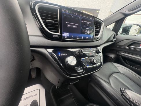 Used 2025 Chrysler Pacifica Select FWD image 17