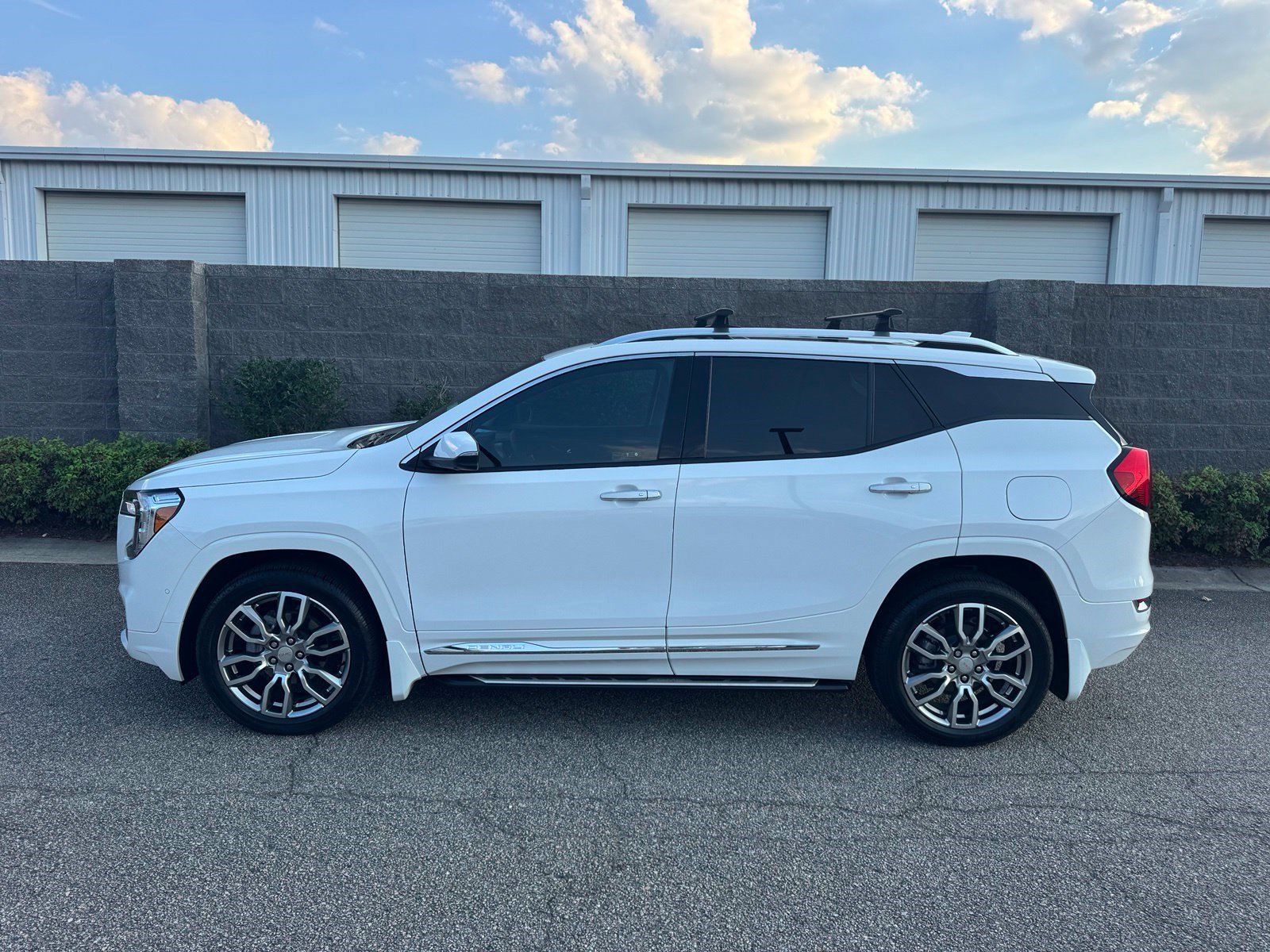 Used 2024 GMC Terrain Denali w/ Denali Premium Package AWD/4WD image 4