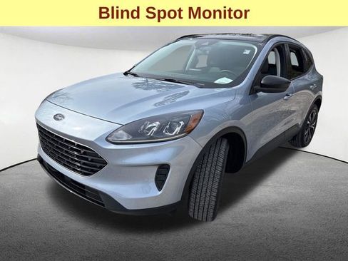 Used 2022 Ford Escape SE w/ SE Sport Appearance Package image 5