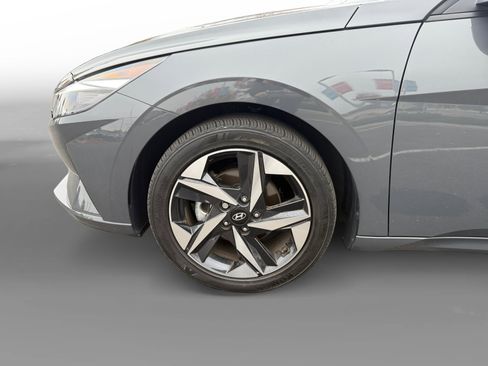 Used 2023 Hyundai Elantra SEL w/ Convenience Package image 9