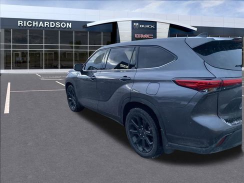 Used 2022 Toyota Highlander L image 12