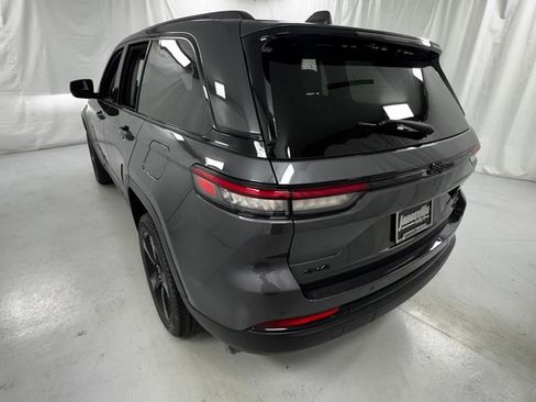 Used 2023 Jeep Grand Cherokee Limited w/ Black Appearance Package AWD/4WD image 5