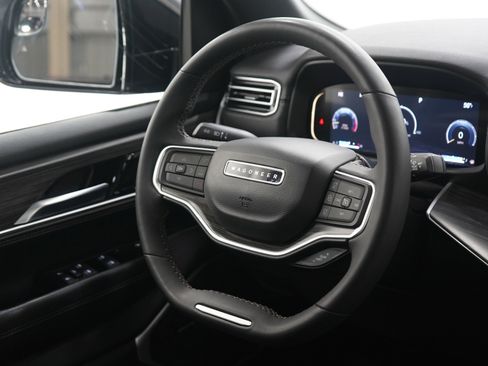 Used 2023 Jeep Wagoneer L Series II w/ Premium Group I image 15