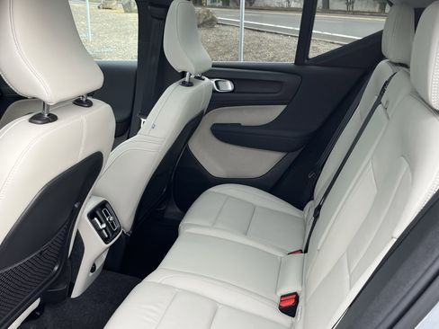 Used 2024 Volvo XC40 B5 Plus image 13