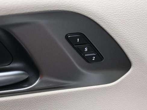 Used 2024 Chrysler Pacifica Touring-L FWD image 12