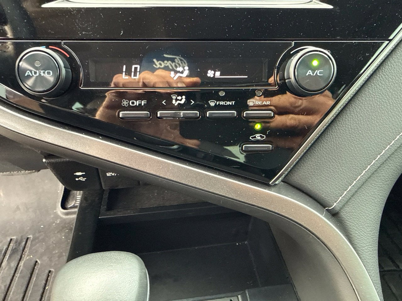 Used 2019 Toyota Camry SE FWD image 24