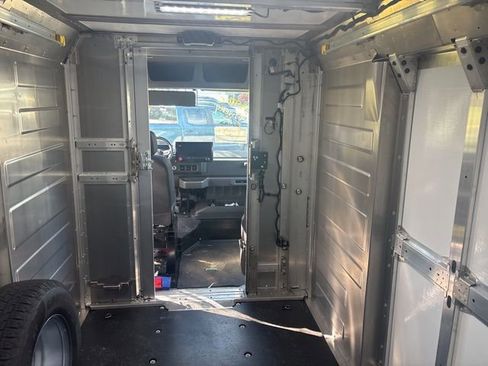 Used 2024 Chevrolet Brightdrop 400 w/ Commercial Equipment Package image 14