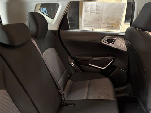 Used 2025 Kia Soul LX w/ LX Technology Package FWD image 30