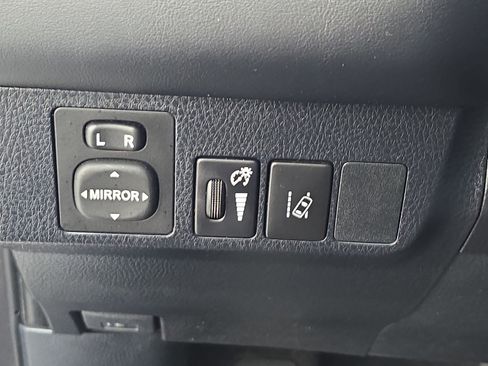 Used 2018 Toyota RAV4 Limited FWD image 25