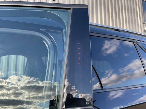 Used 2023 Ford Explorer Limited w/ Equipment Group 301A image 7