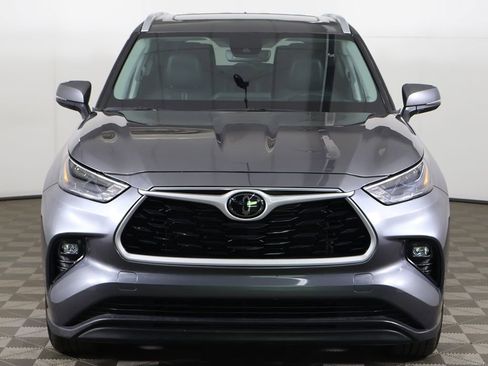 Used 2024 Toyota Highlander XLE AWD/4WD image 12