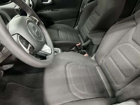 Used 2019 Jeep Renegade Latitude FWD image 10