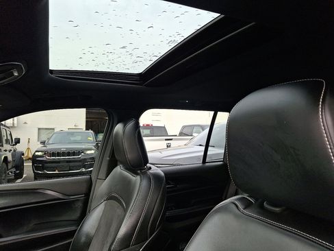Used 2023 Jeep Grand Cherokee Altitude image 23