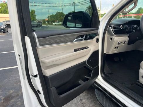 Used 2023 Jeep Wagoneer Series III w/ Convenience Group I AWD/4WD image 4