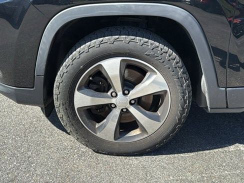 Used 2019 Jeep Cherokee Limited AWD/4WD image 11