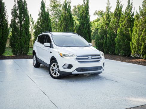 Used 2017 Ford Escape SE w/ Equipment Group 201A FWD image 2