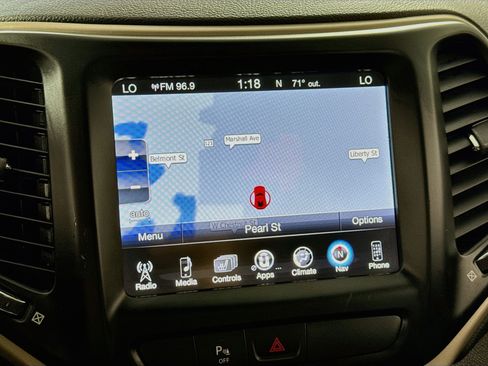 Used 2018 Jeep Cherokee Limited AWD/4WD image 2