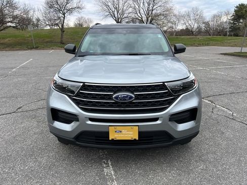 Used 2023 Ford Explorer XLT image 3