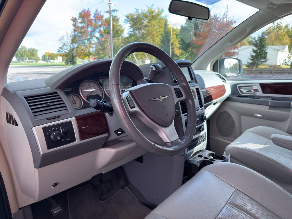Used 2009 Chrysler Town & Country Touring FWD image 17