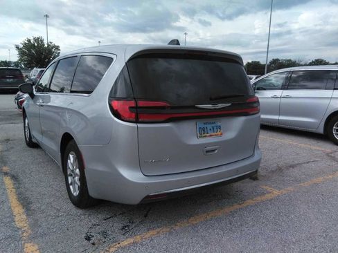 Used 2023 Chrysler Pacifica Touring-L FWD image 12