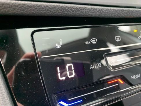 Used 2025 Volkswagen Jetta SE w/ Sunroof Package FWD image 19