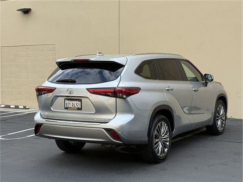 Used 2022 Toyota Highlander Platinum FWD image 6