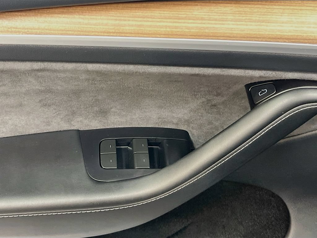 Used 2024 Tesla Model Y Long Range AWD/4WD image 17