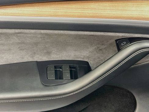 Used 2024 Tesla Model Y Long Range AWD/4WD image 17